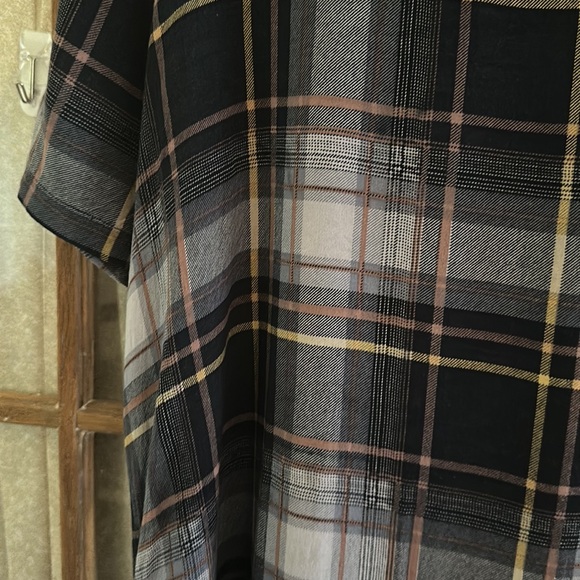 Bobeau plaid tunic top with slit in back - Picture 3 of 8